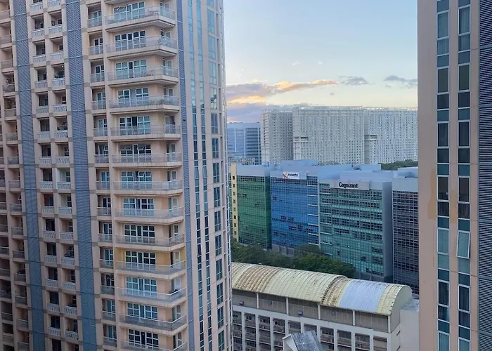 Cozy Near Bgc & Naia Apartment *